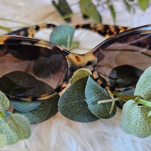 Marc Jacobs Marc 111/S Sunglasses in a Havana-Tortoiseshell Frame Color - Picture 3 of 11